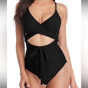 ⭐️ NWT - Black Womans Medium One Piece Swimsuit with cut-out Design